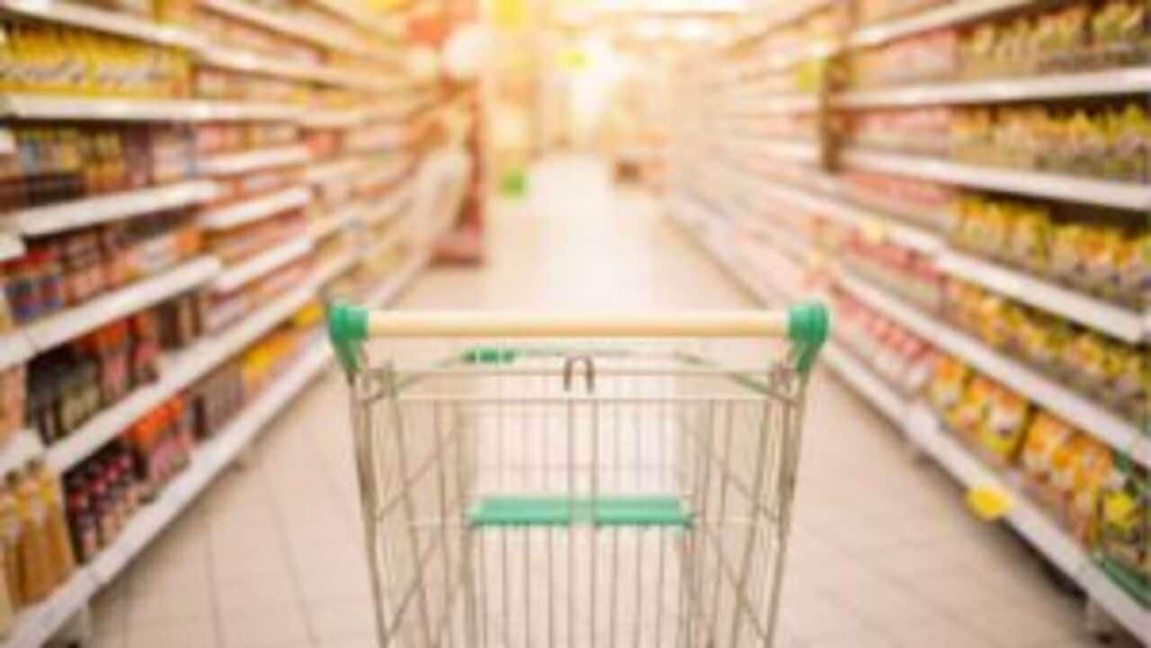 Carrinho em corredor de supermercado