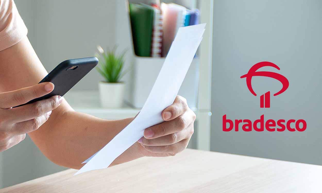 Pessoa segurando um papel e um celular e o logo do Bradesco