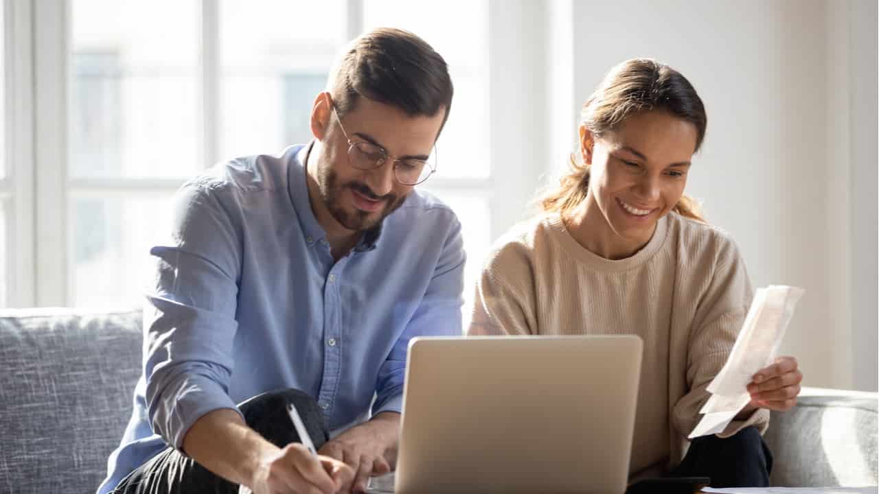 Casal investe R$ 1 mil e fatura R$ 10 milhÔes vendendo coxinhas; saiba como