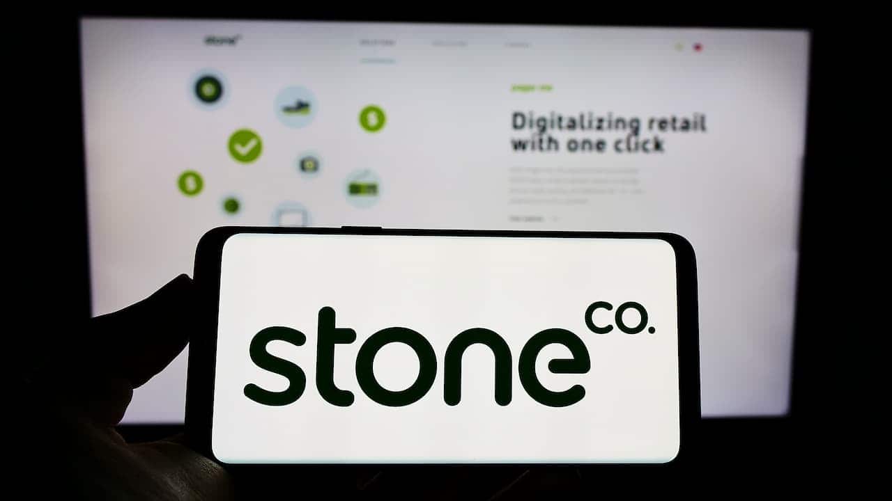 celular com logo da Stone