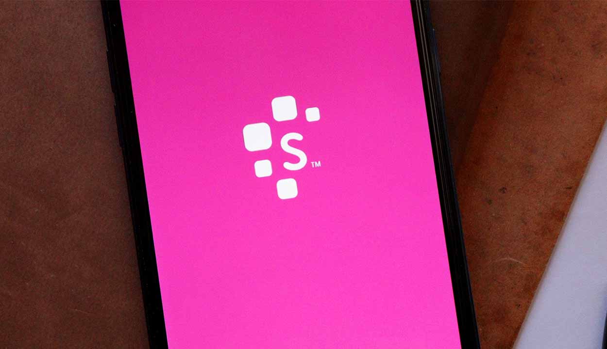 Celular com tela exibindo aplicativo Serasa
