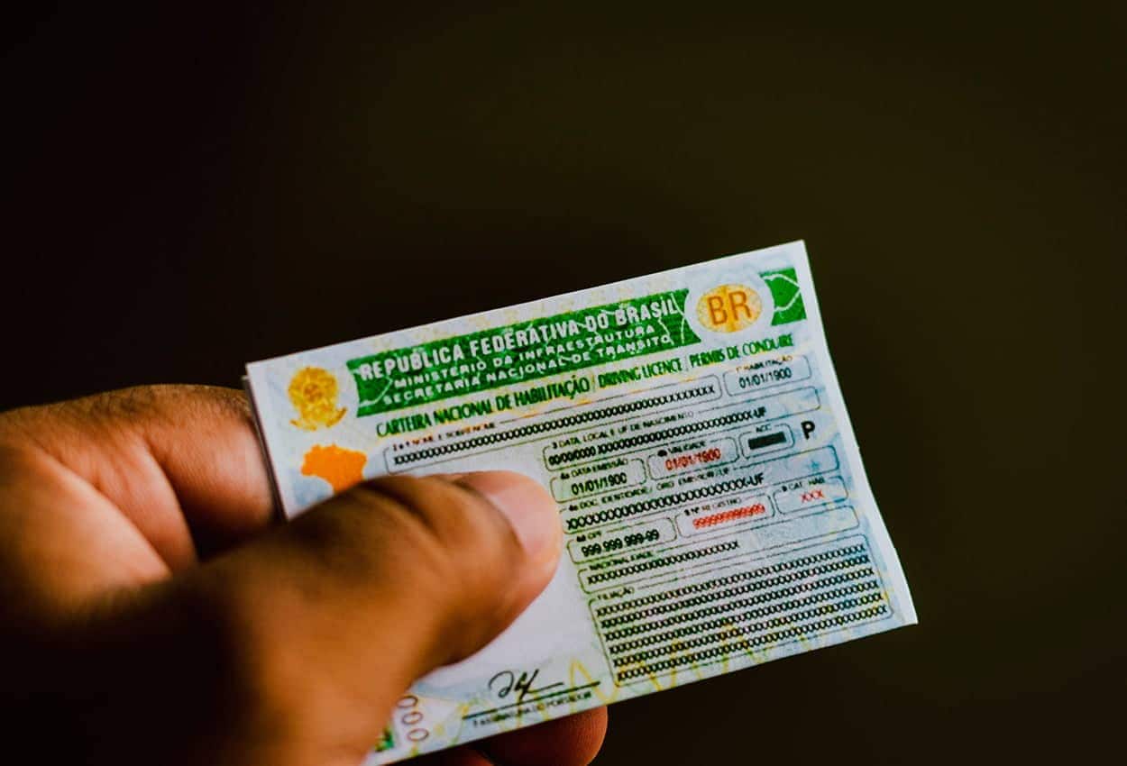 Mão segurando a CNH