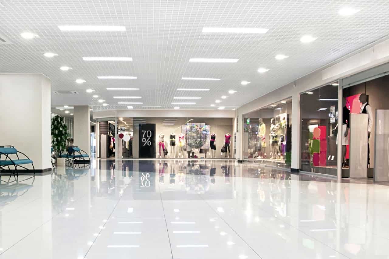 Imagem de amplo corredor de shopping