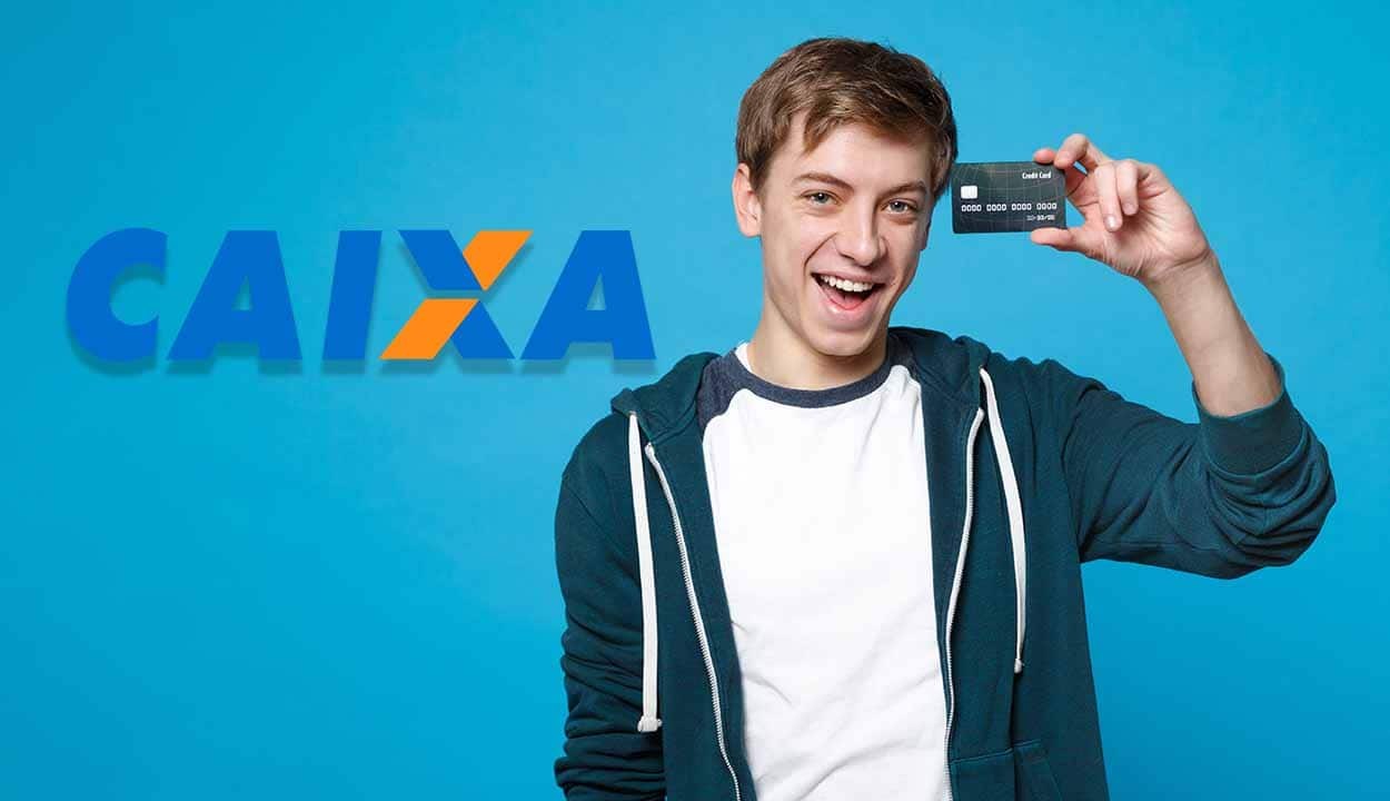 Homem segurando um cartão de crédito enquanto sorri. No lado esquerdo da imagem há a logo da Caixa