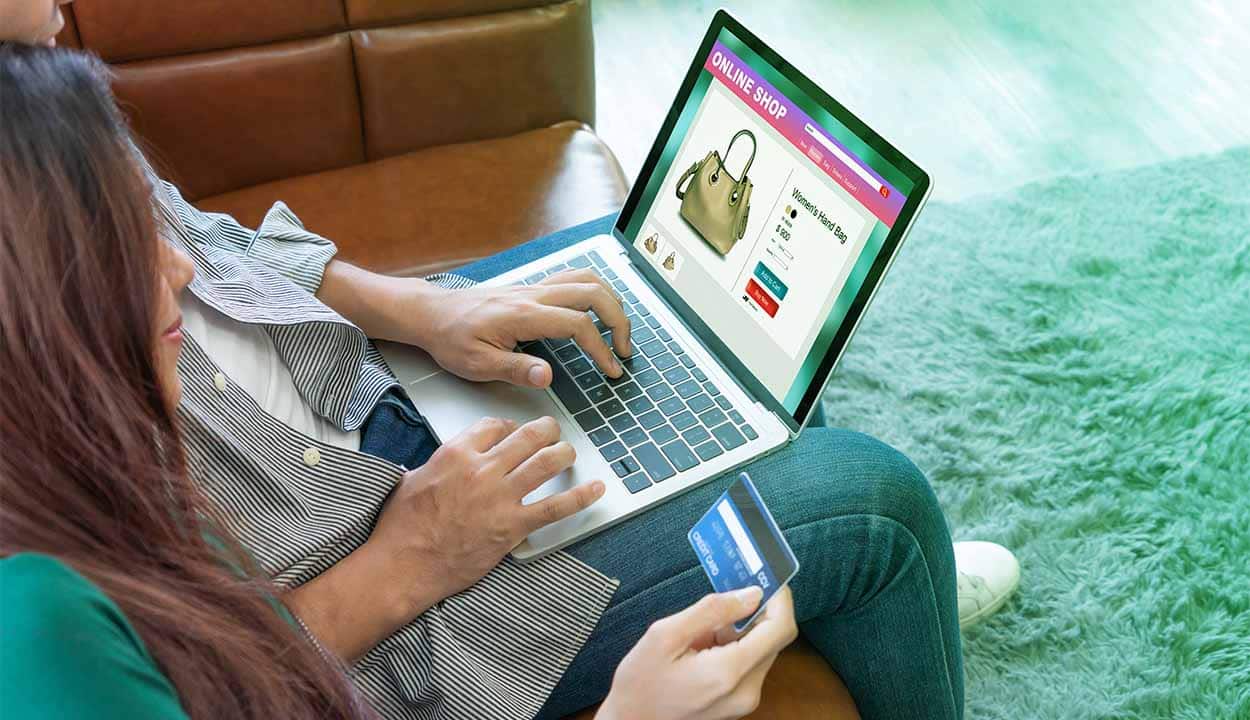 Casal fazendo compras online em um notebook