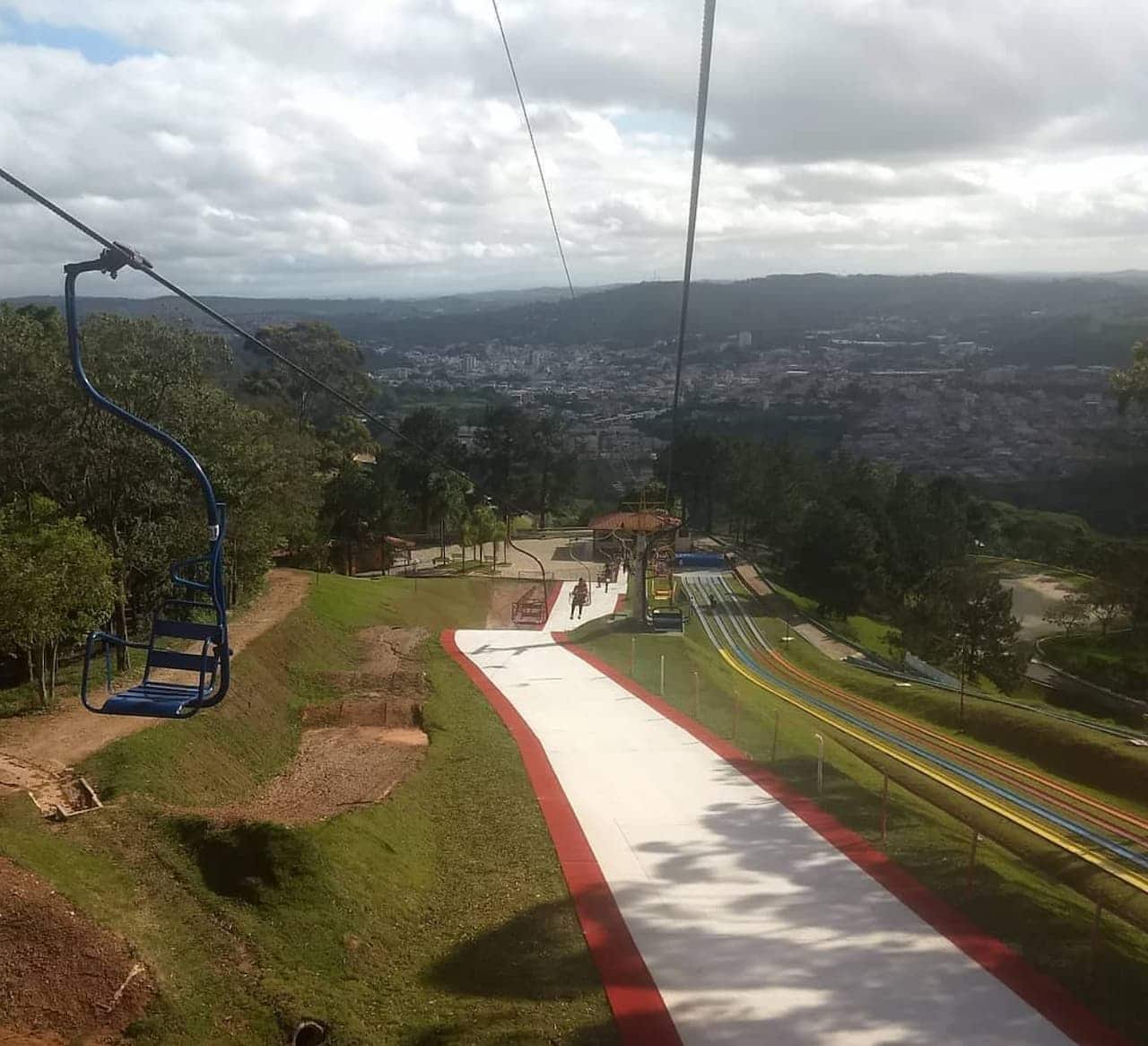 Vista de um parque de diversão