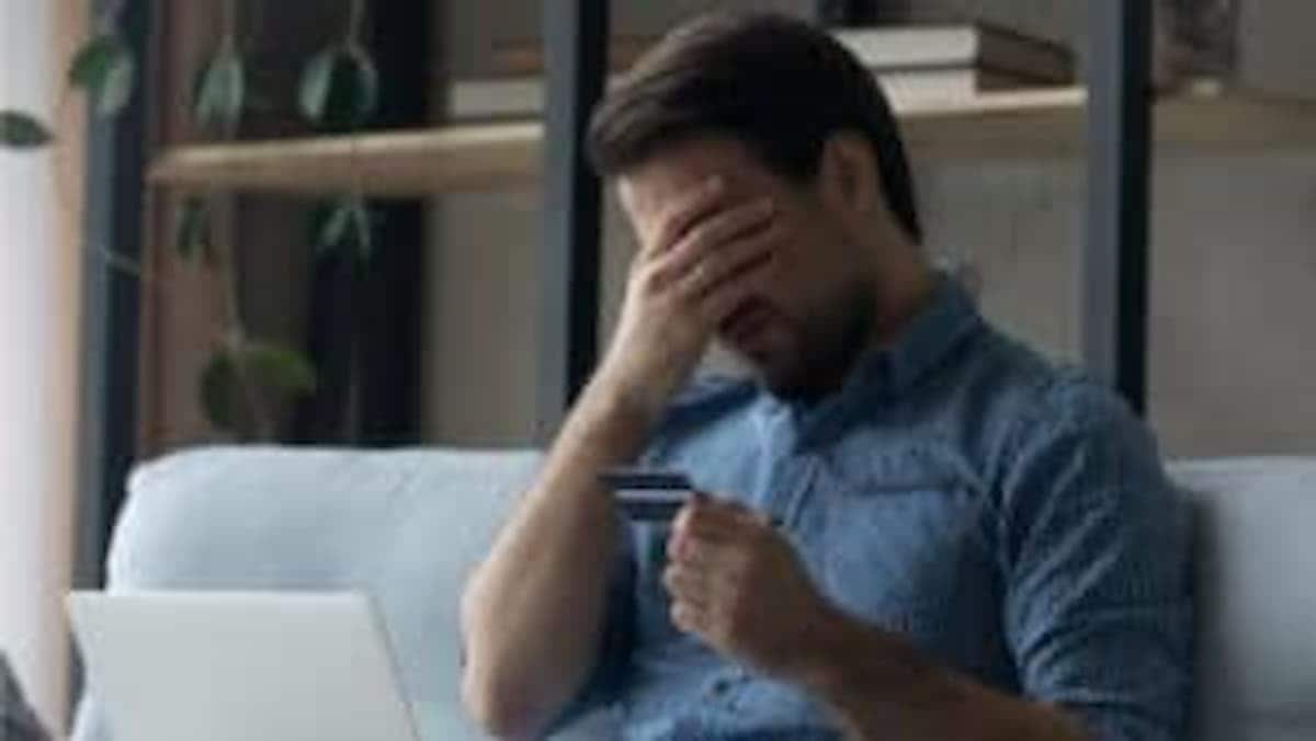 Homem chateado com a mão no rosto