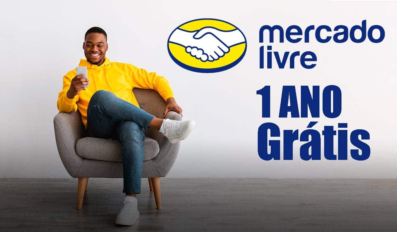 Homem sentado em uma poltrona usando aplicativo no celular, ao lado direito está o logo do Mercado Livre e está escrito: "1 ano grátis"