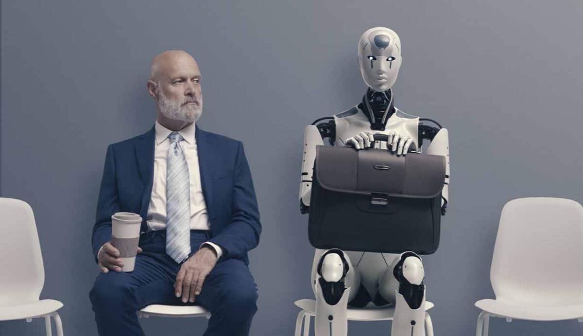 Homem de terno e gravata sentado ao lado de um robô com inteligência artificial
