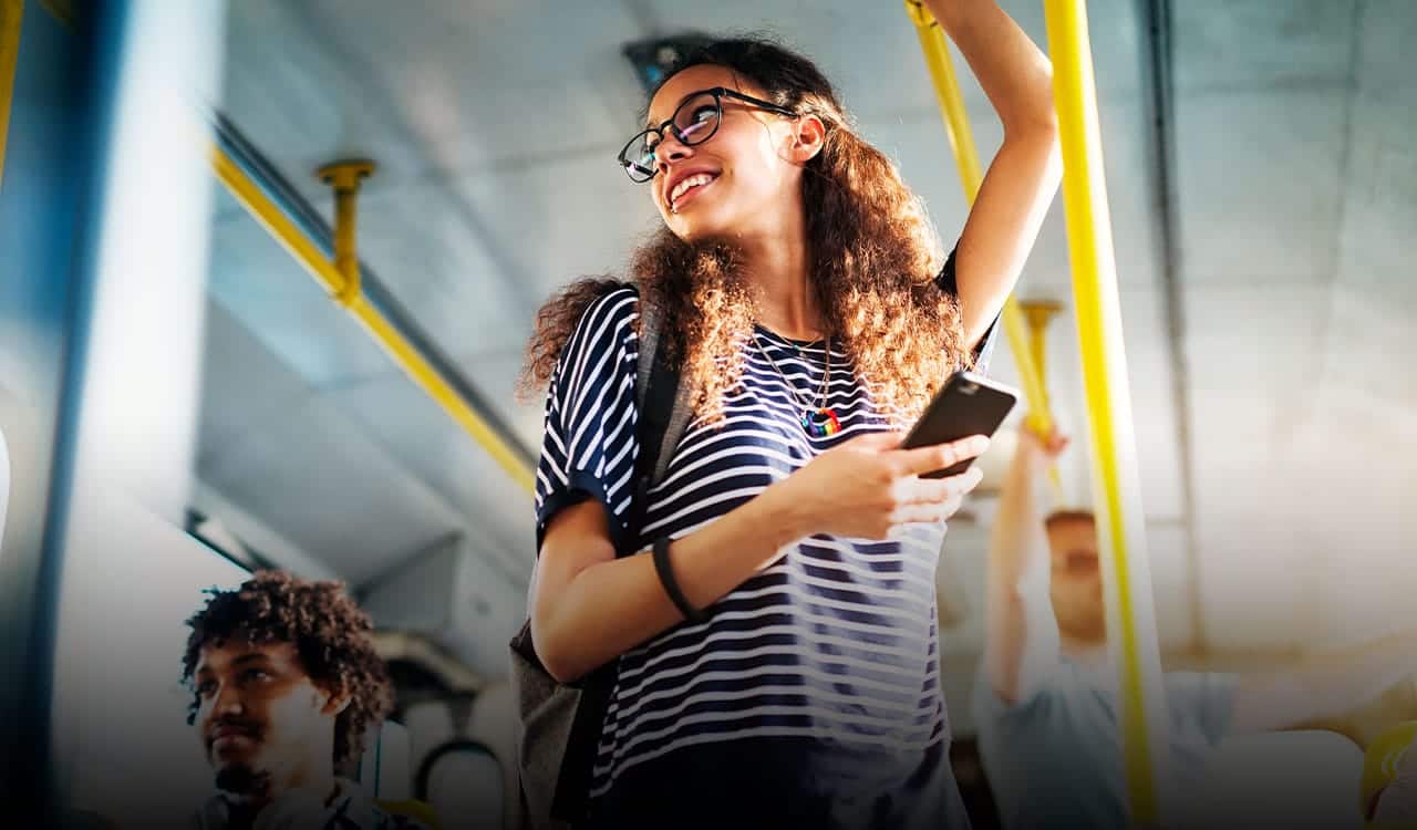 Mulher em transporte público