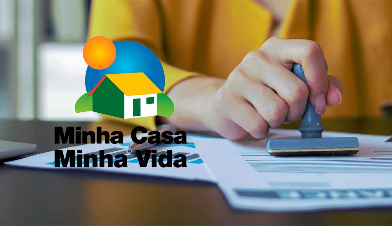 Imagem de uma mão carimbando um documento. Ao lado, a logo do Minha Casa, Minha Vida