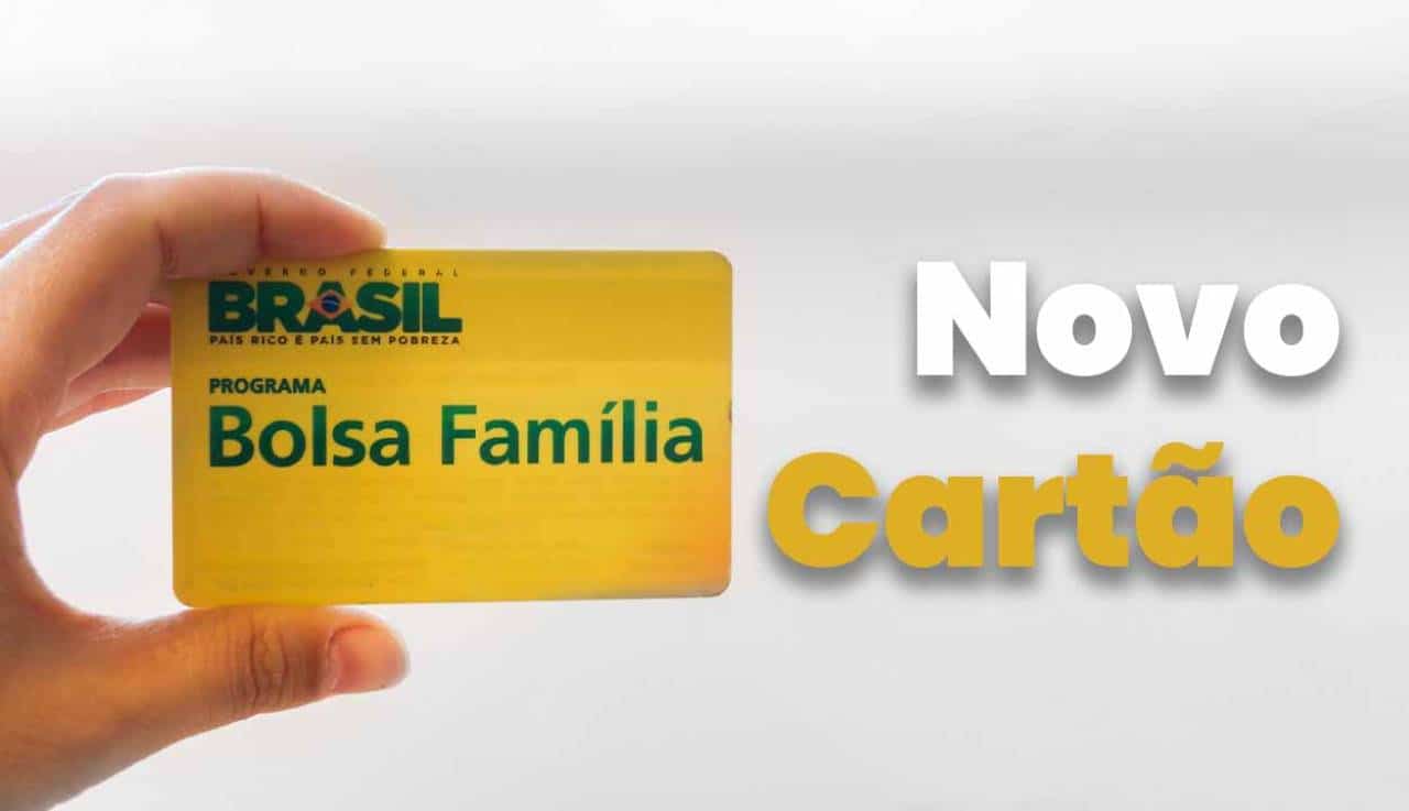 mão segurando o cartão do Bolsa Família