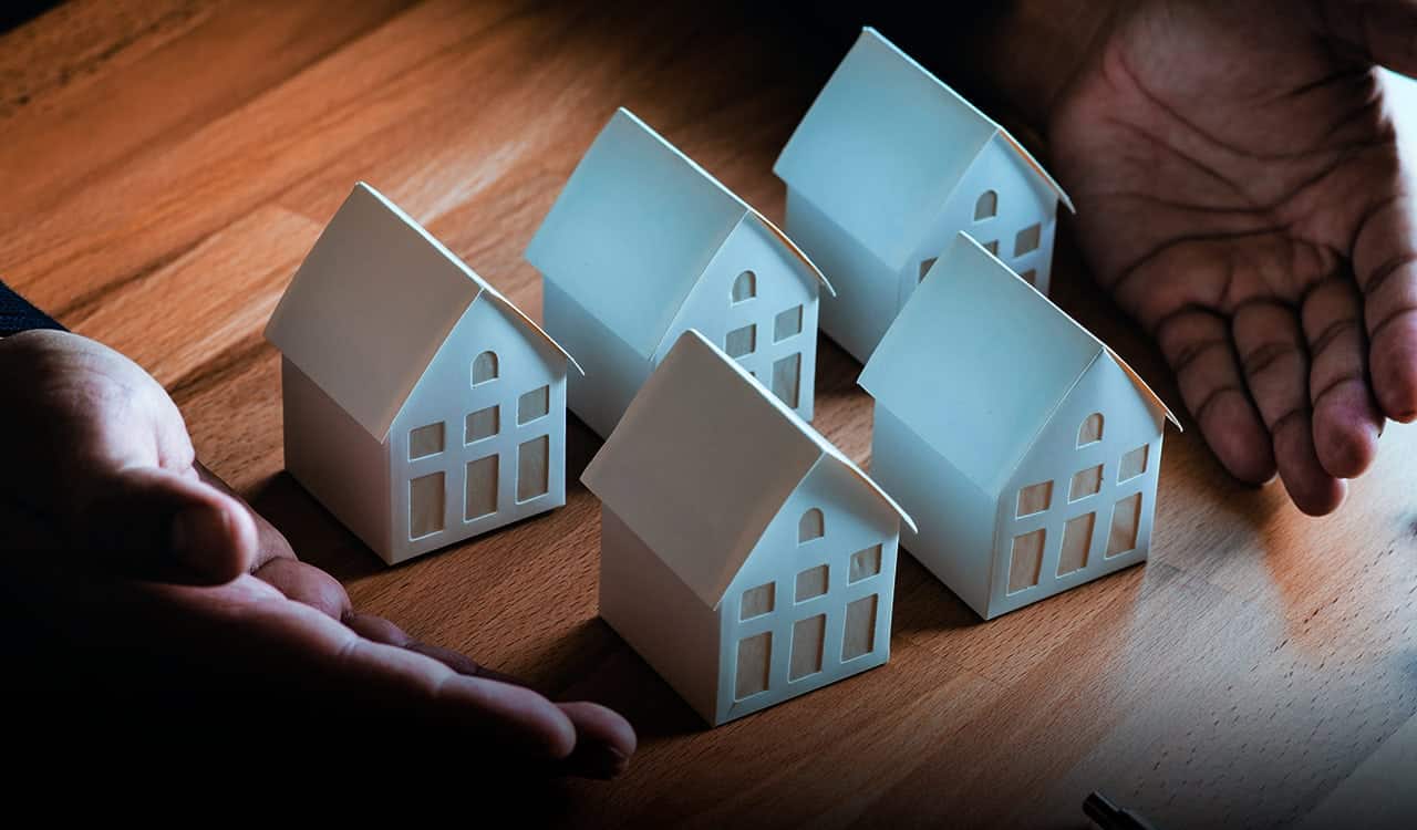 miniaturas em forma de casa em uma mesa