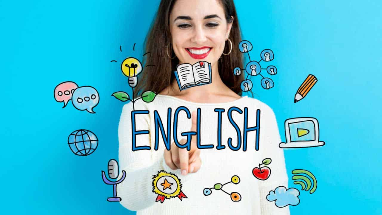 Mulher aponta o dedo para frente, simulando estar tocando na tela. Sobre a imagem, está escrito “English” e há várias ilustrações que simbolizam os estudos e as ferramentas digitais.