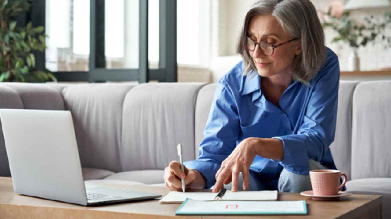 mulher mexendo no notebook