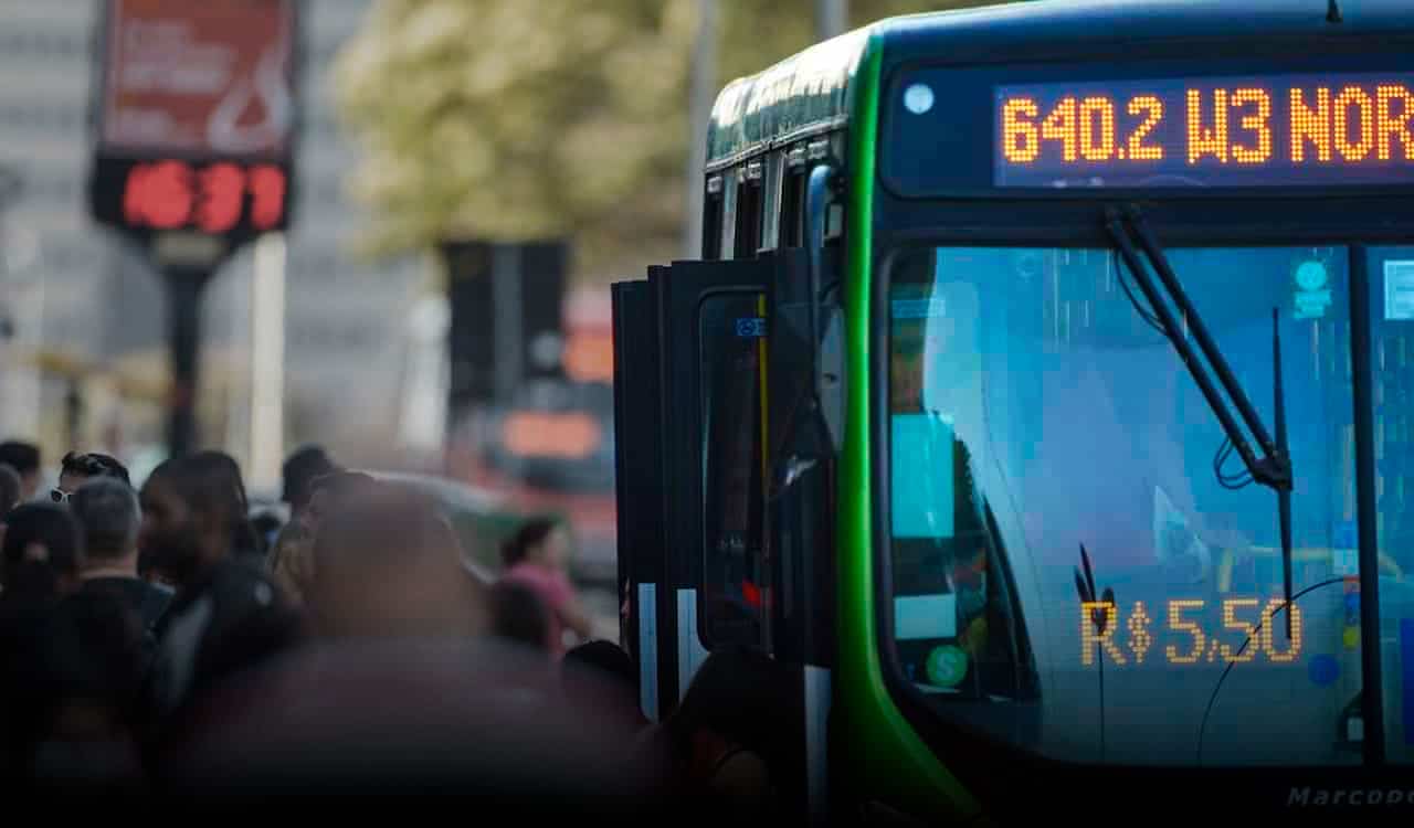 ônibus com porta aberta e passageiros que acabaram de descer