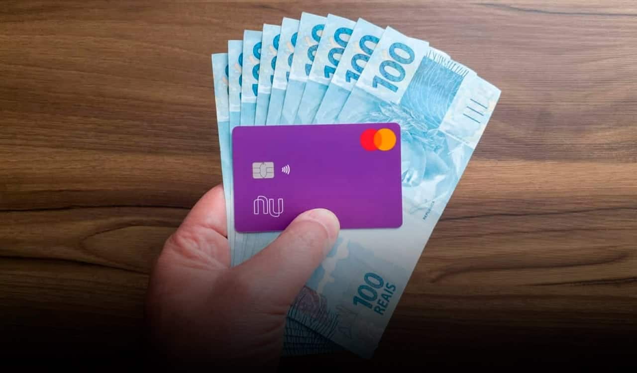 Cartão do Nubank e notas de R$ 100,00