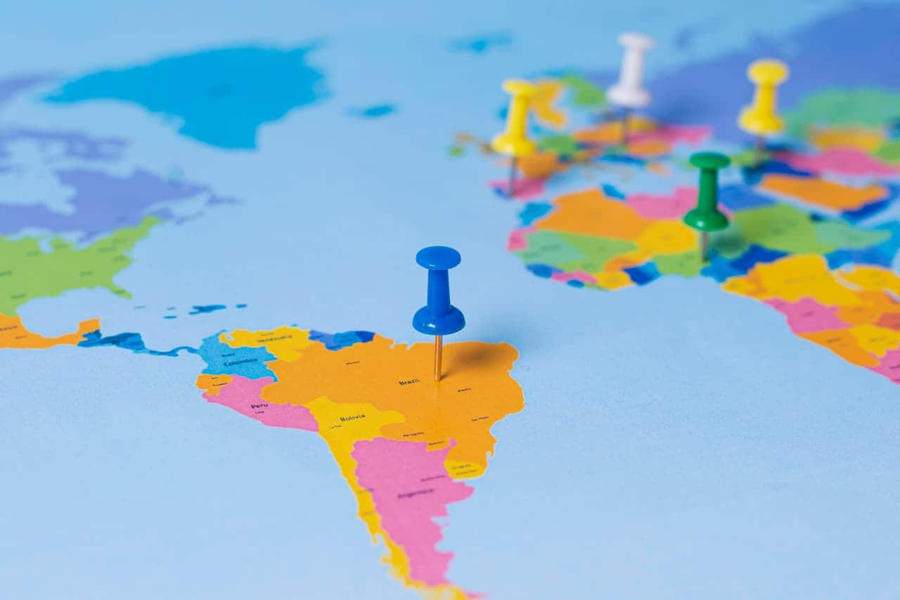 Mapa mundi com foto nos países latino-americanos