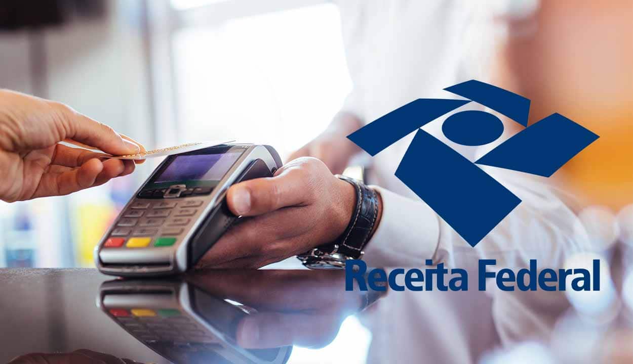 Montagem entre a imagem de uma pessoas pagendo algo com cartão de crédito sobreposto pela loga da Receita Federal