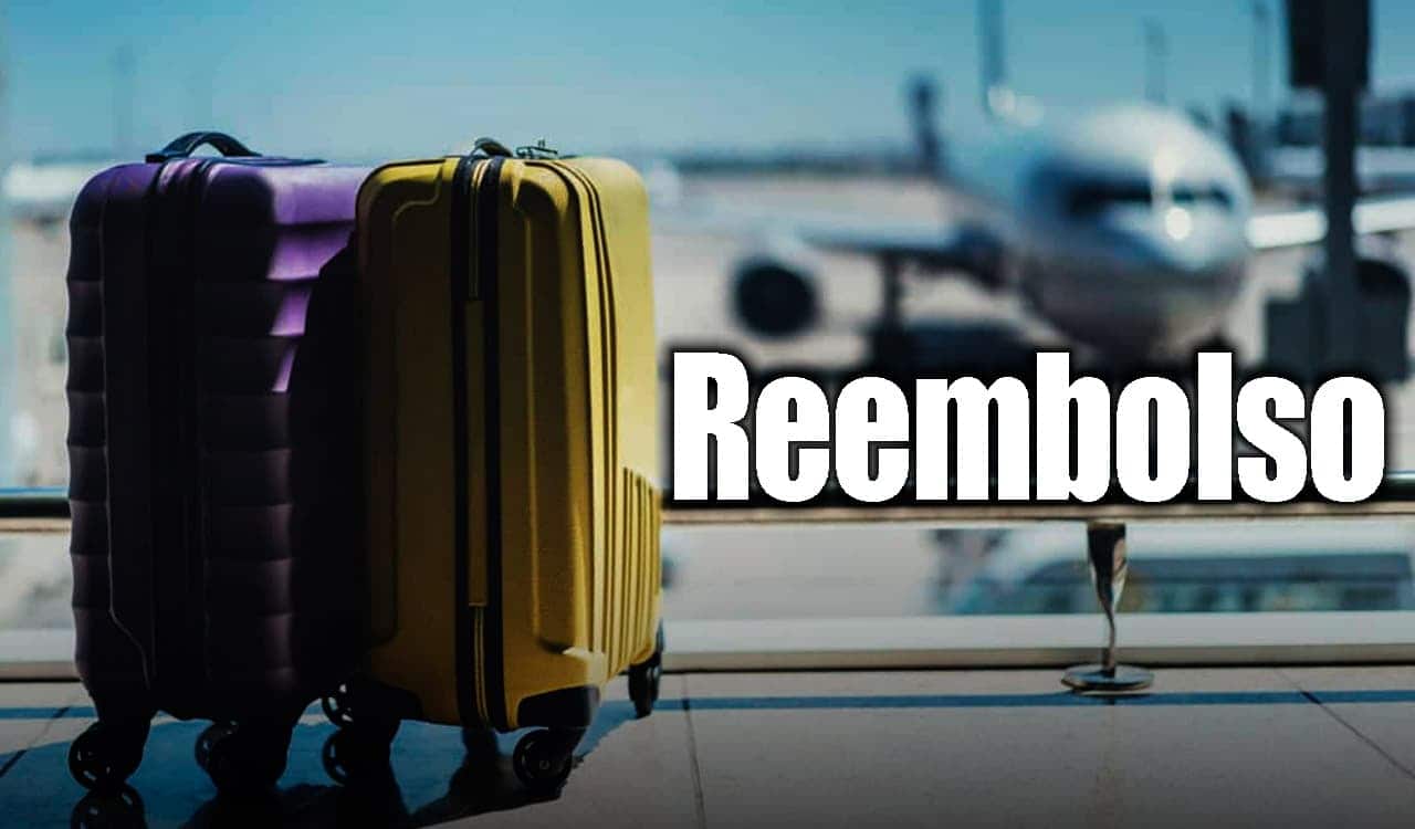Malas de viagem com avião estacionado no aeroporto ao fundo, com a palavra "Reembolso" escrita ao lado das malas