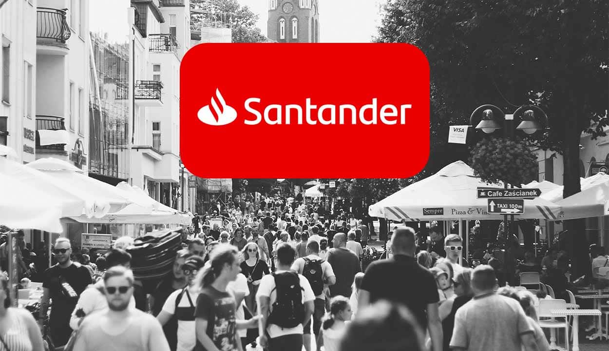 Multidão e logo do Santander