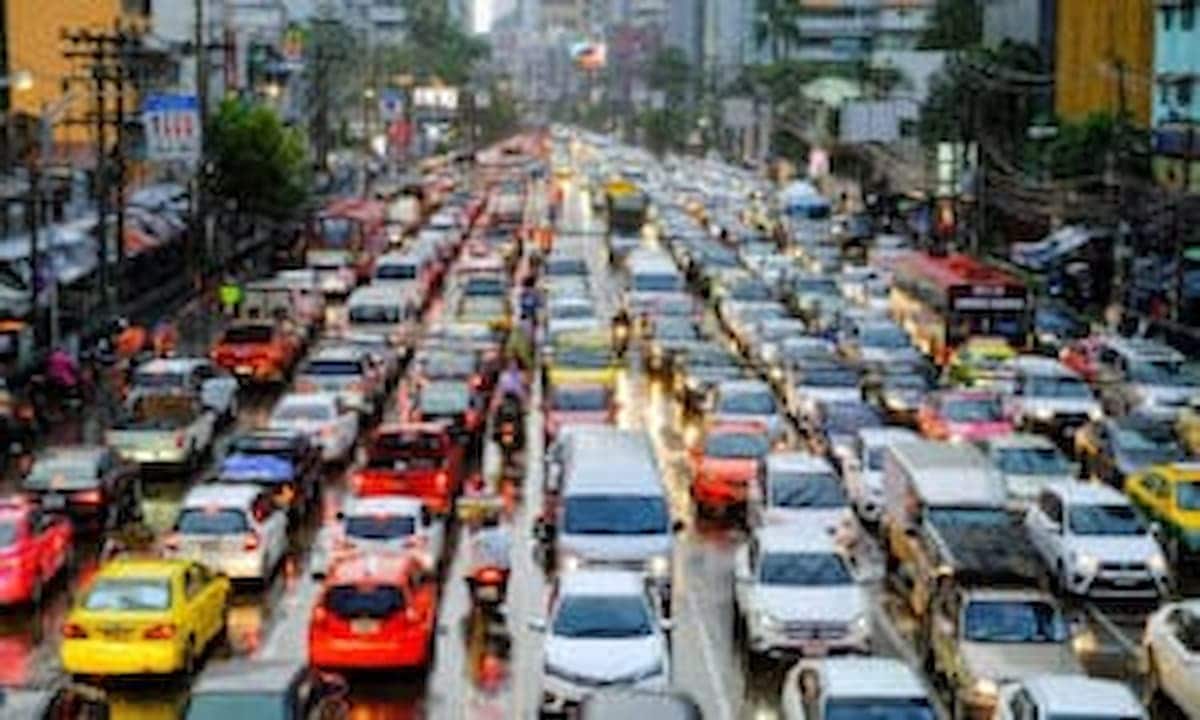 Motoristas dirigindo na hora do hush em uma grande cidade