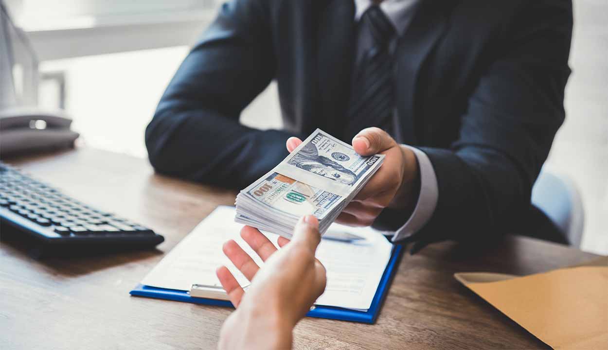 Dinheiro depositado em bancos gera preocupação; entenda o motivo