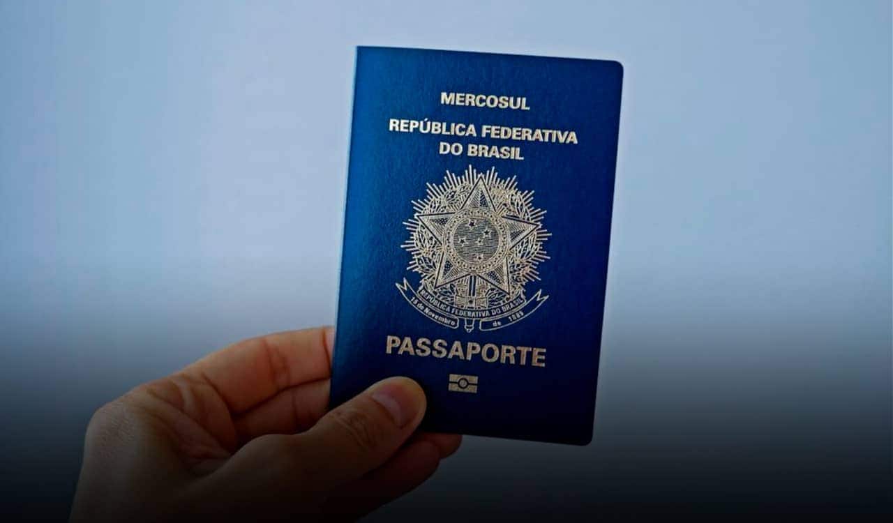 pessoa segurando um passaporte