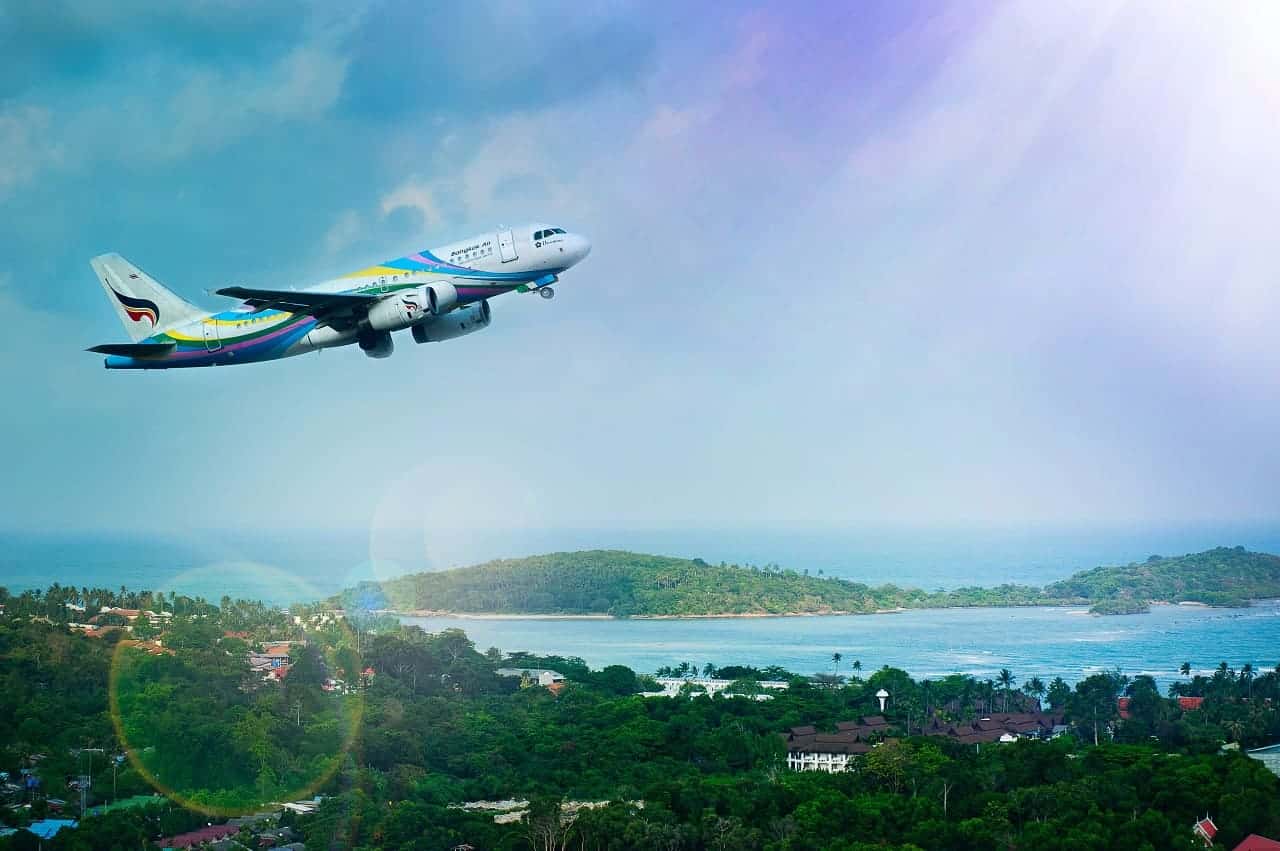 Imagem de um avião no ar.