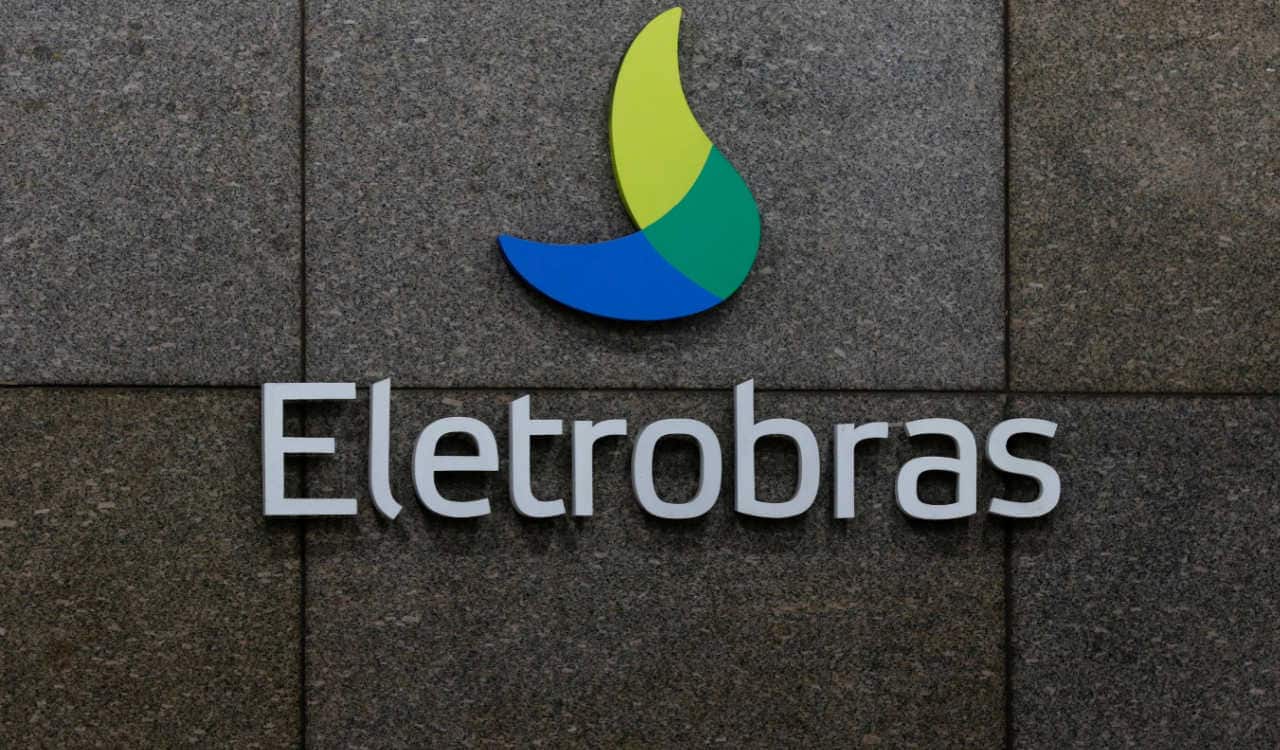 Letreiro com nome e logo da Eletrobras na sede da empresa. Fundo em pedra escura