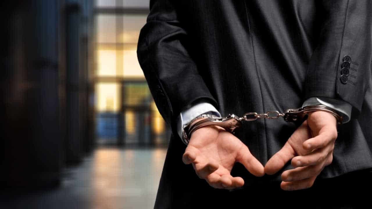 Ex-presidente Ă© condenado e terĂĄ que usar tornozeleira eletrĂŽnica
