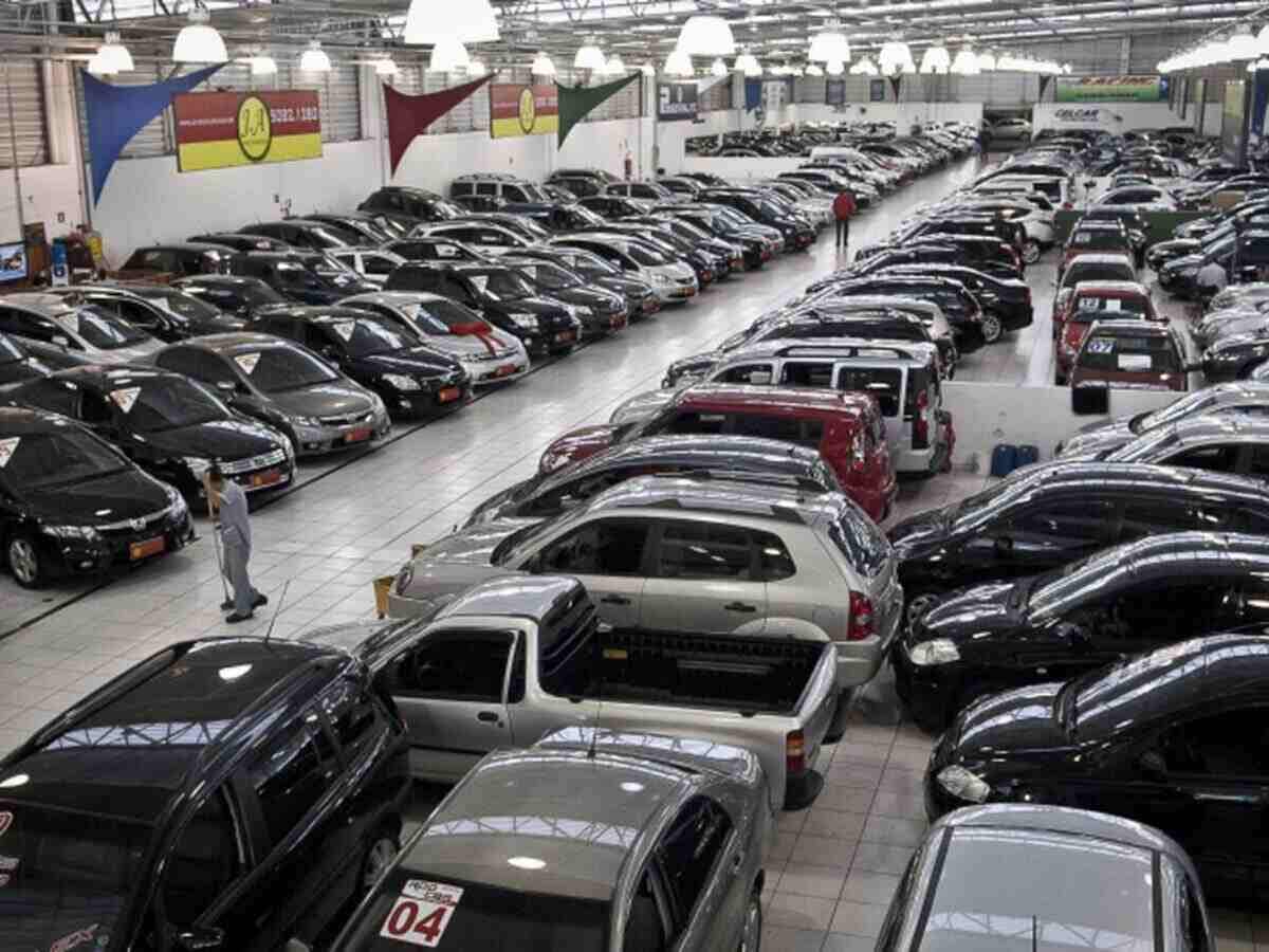 Imagem de vários carros populares em concessionária