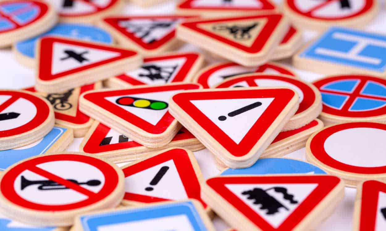 Várias miniaturas de placas de trânsito lei de trânsito