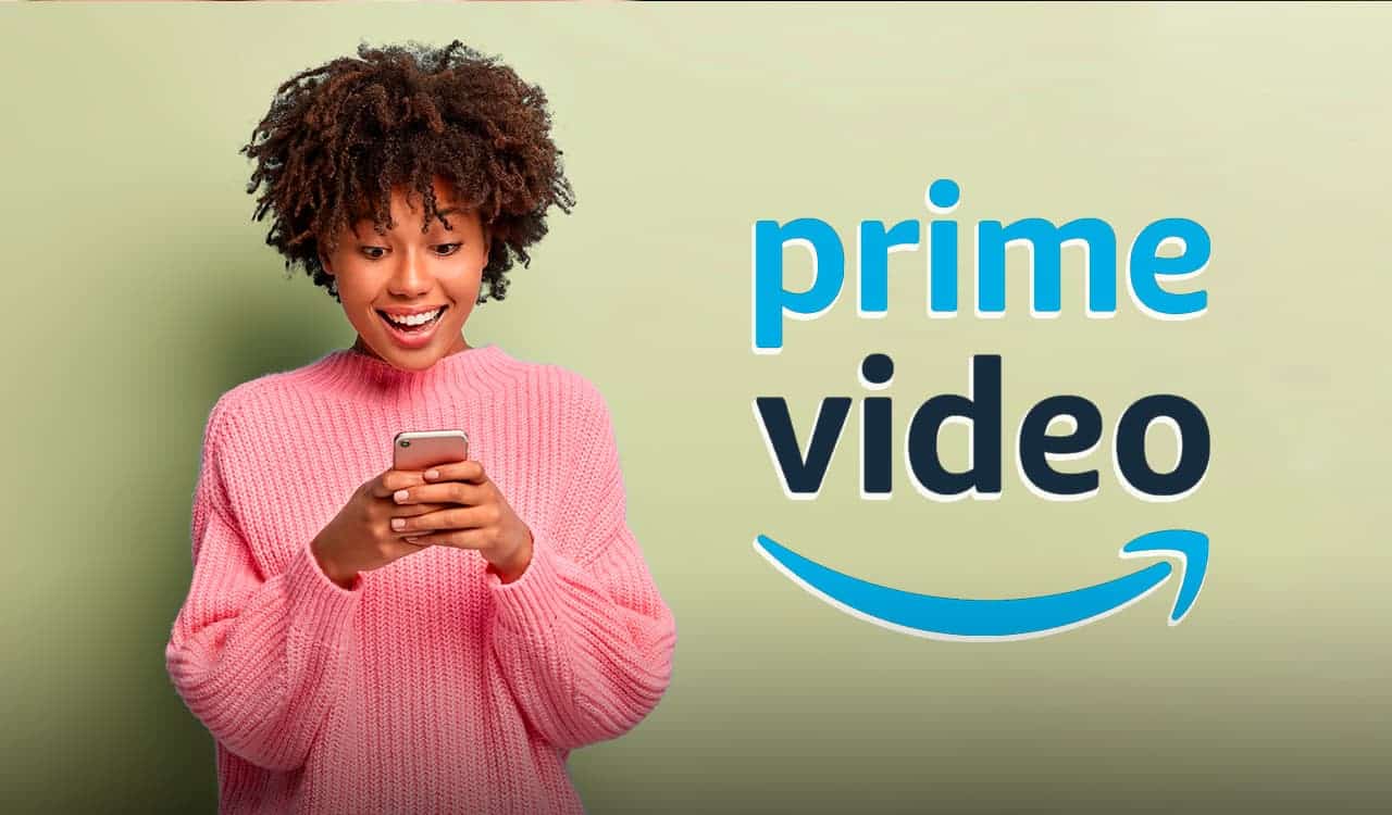 Jovem negra com expressão surpresa e feliz olhando celular. Logo da Prime Video ao lado direito.
