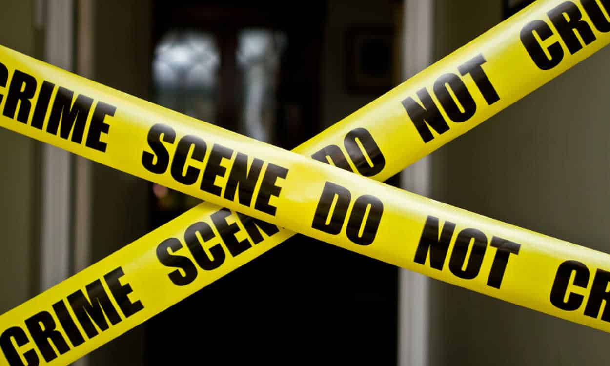 Faixa amarela de proteção da polícia na cena de um crime