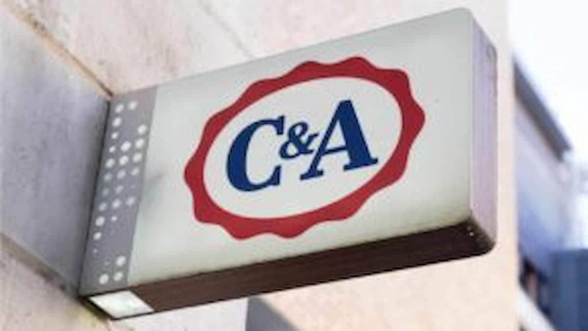 Letreiro em azul e vermelho da loja C&A fixado em fachada comercial