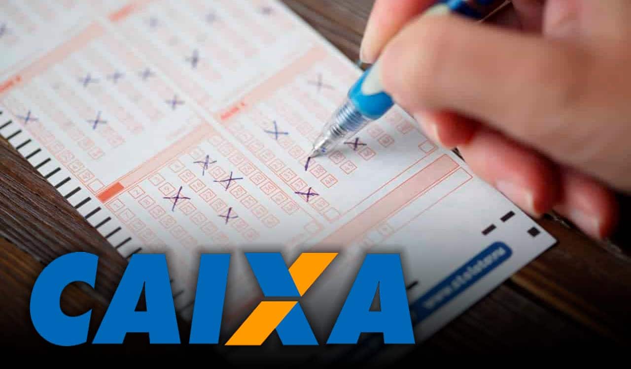 Pessoa preenchendo um bilhete de loteria. A logo da CAIXA aparece em destaque no primeiro plano