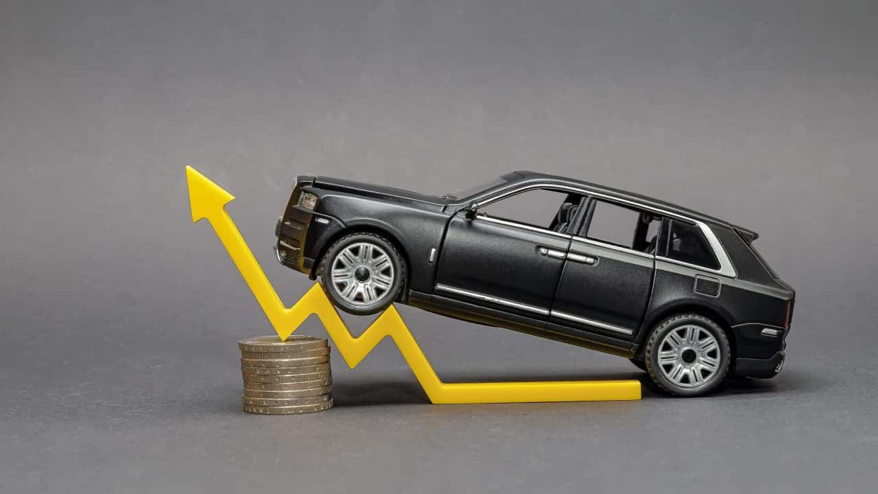 carro popular subindo uma seta amarela apontando para cima, sobreposta a uma pilha de moedas
