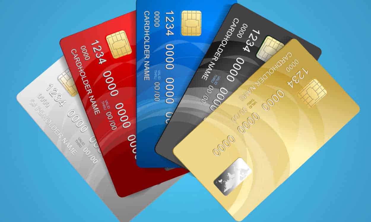 Cinco cartões de crédito lado a lado, como cartas de um baralho