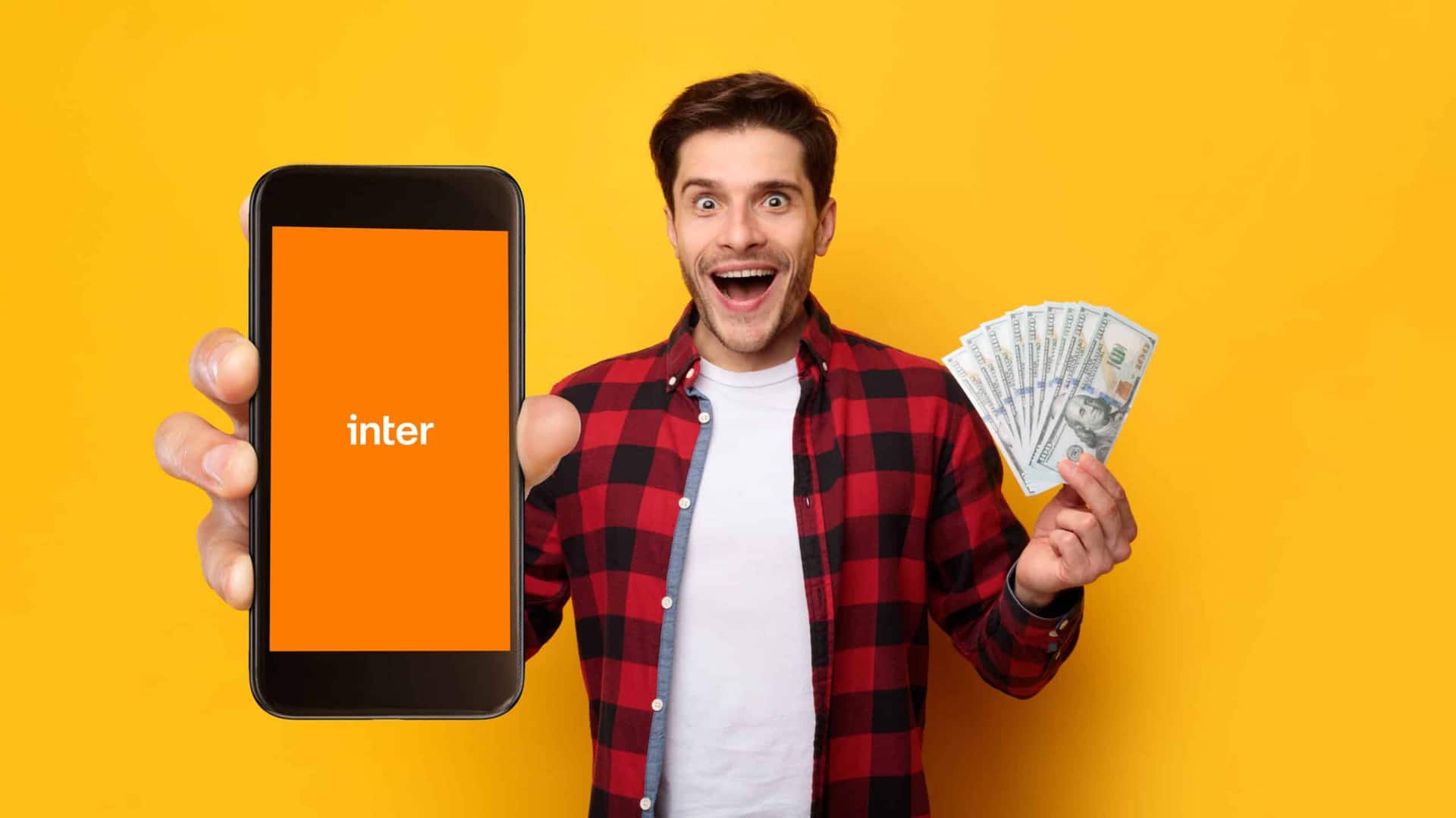homem segurando celular aberto no App Inter com dinheiro na outra mão