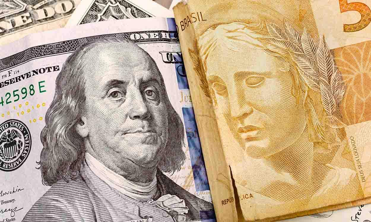 Imagem de cédulas de real e dólar