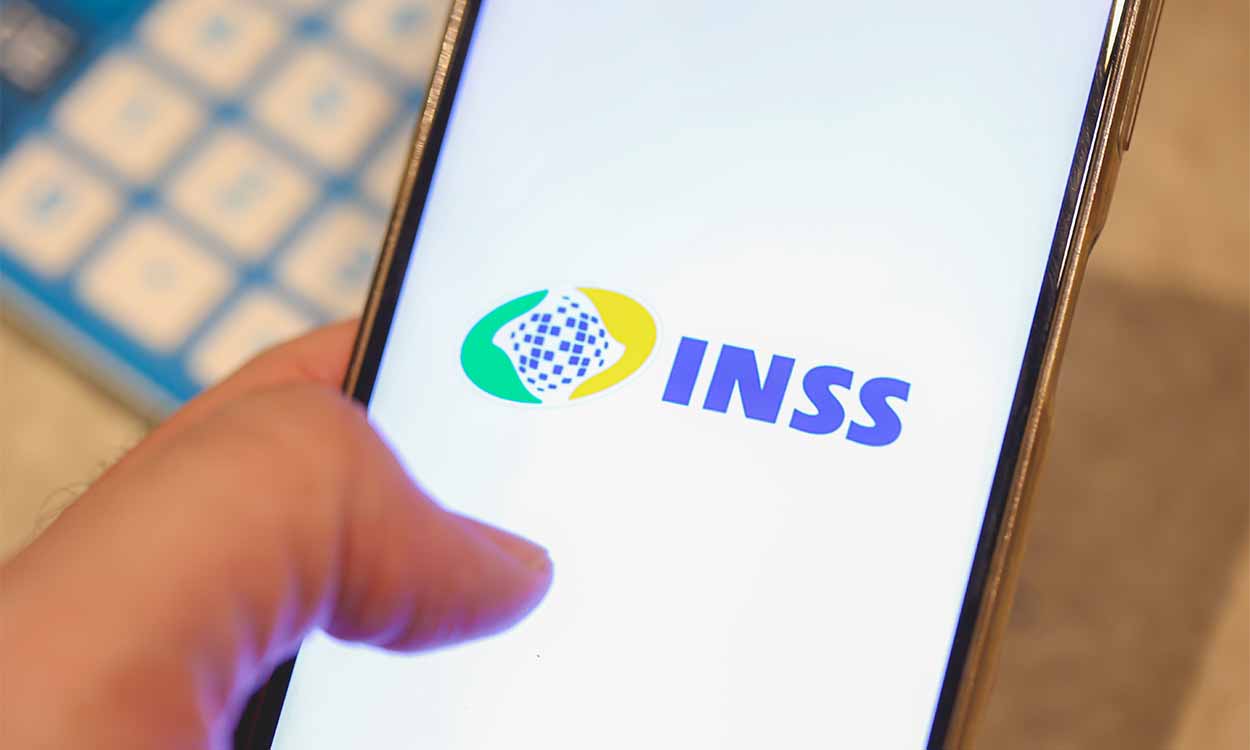 Celular com logo do INSS
