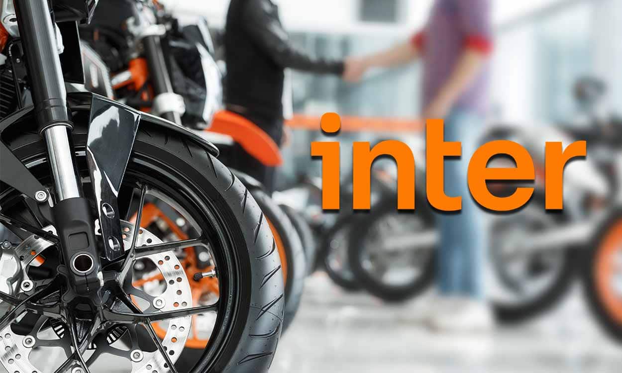 Motos estacionadas com a logo do Inter