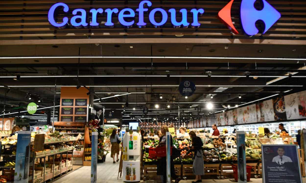 fachada de uma unidade do supermercado Carrefour