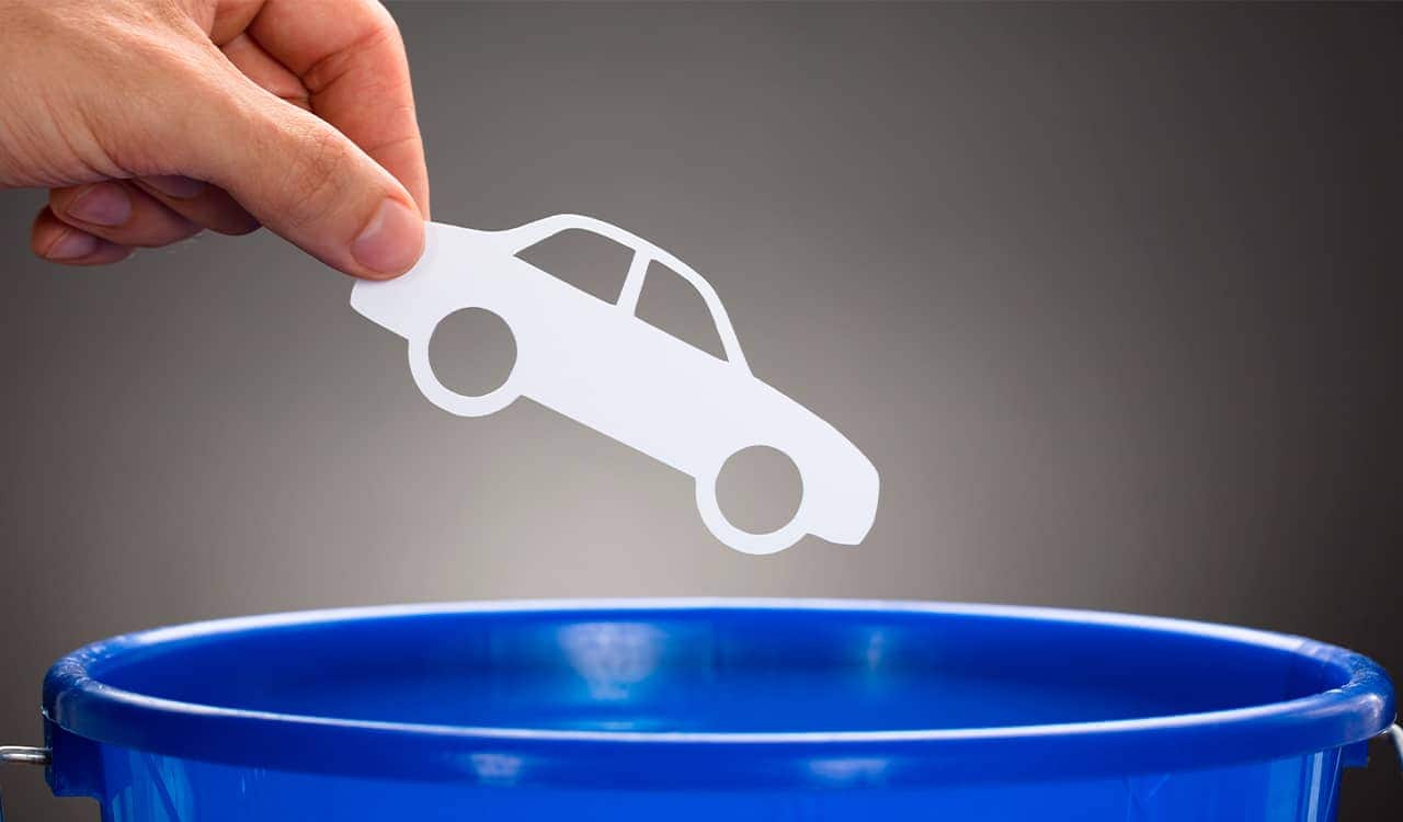 Mão segurando carro de papel