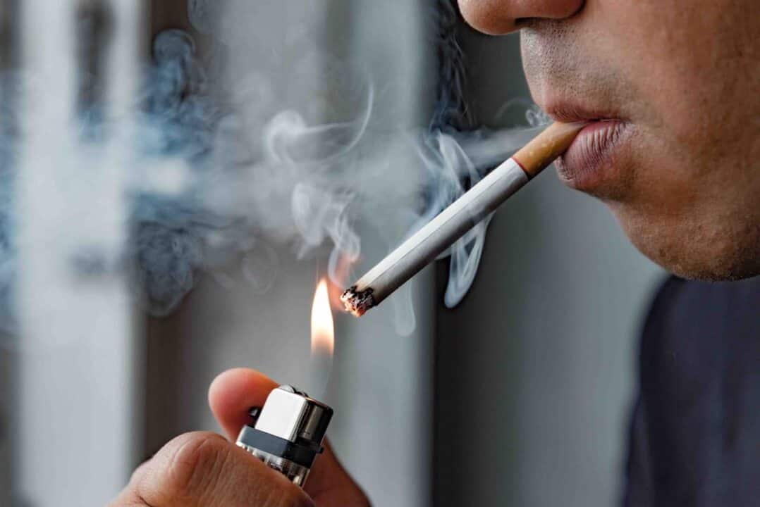 Fumante acendendo cigarro