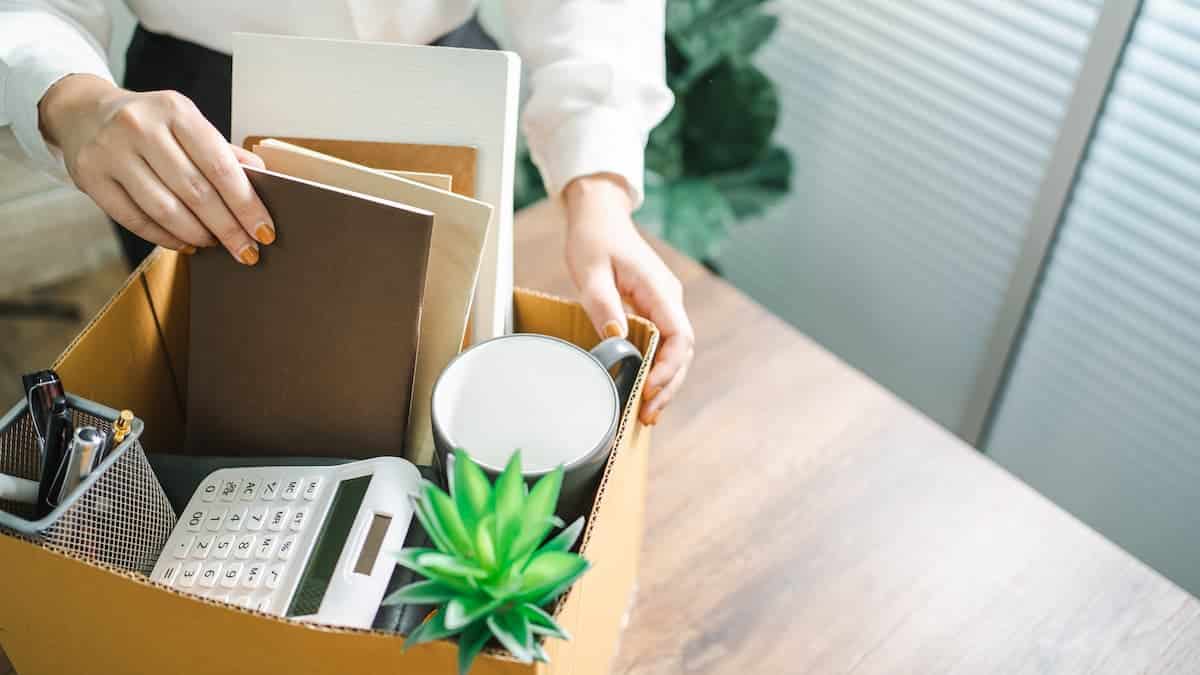 Funcionário demitido de empresa retirando seus pertences do local