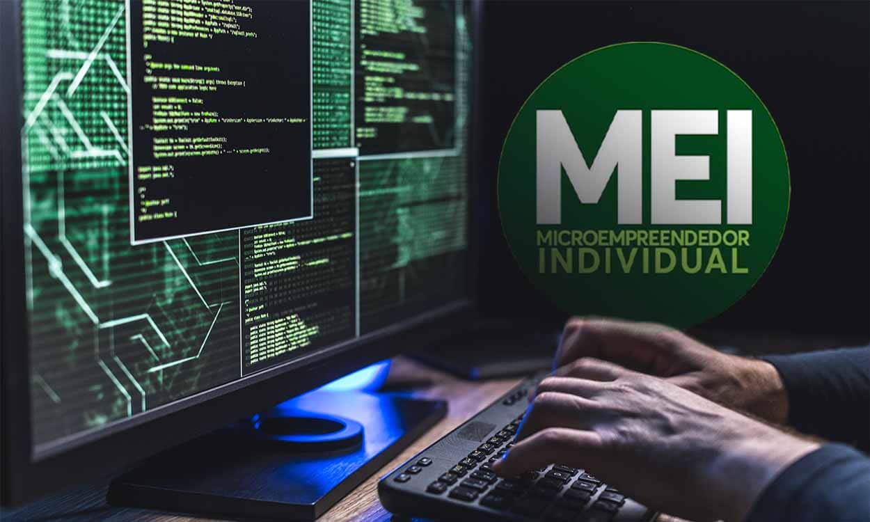 Mãos mexendo em um teclado em um ambiente escuro.