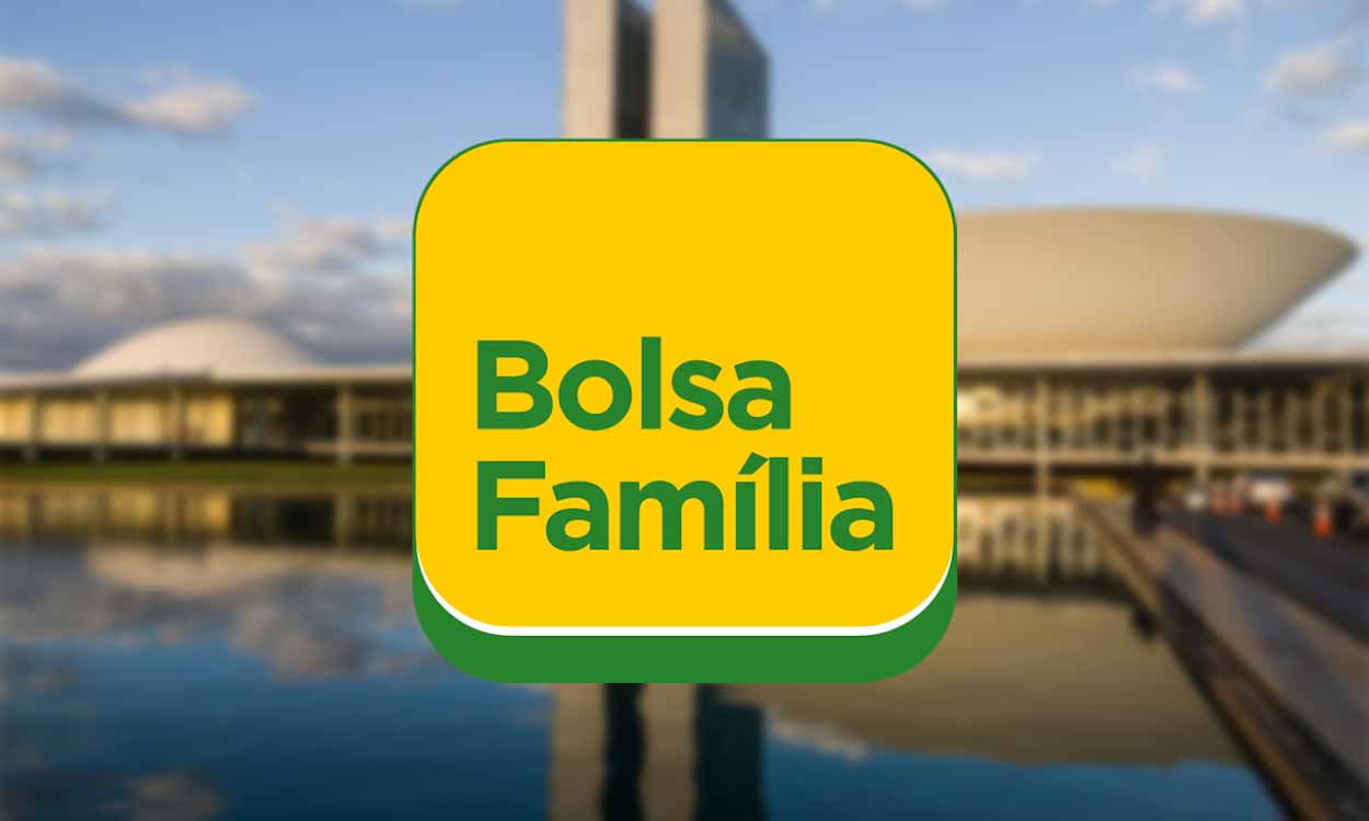 Imagem da Praça dos Três Poderes em Brasília ao fundo desfocada. No centro da imagem, o logo do Bolsa Família em verde e amarelo.