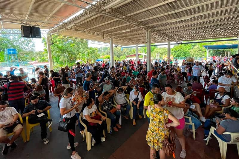 Trabalhadores estão reunidos sentados em assembleia para discussão das reivindicações da greve